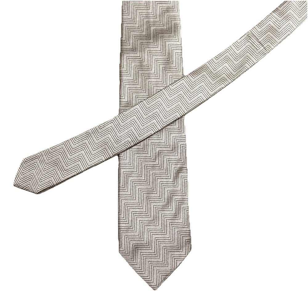 Giorgio Armani Silk Tie Italy 100% Silk Gray Zigzag Lines Geometric 56" x 3.5"